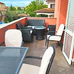 Charming In With Balcony Apartman