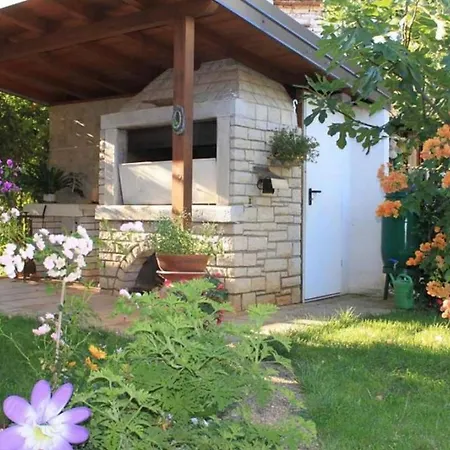 Charming In With Balcony Apartman