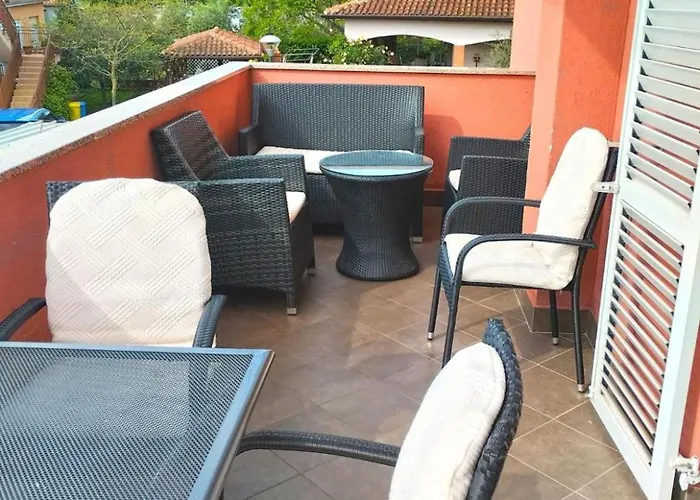 Charming In With Balcony Apartman