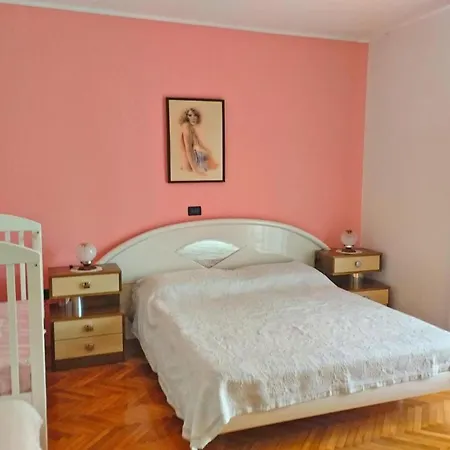 Charming In With Balcony דירה