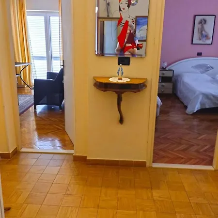 아파트 Charming In With Balcony
