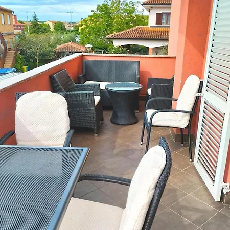 Charming In With Balcony Apartman