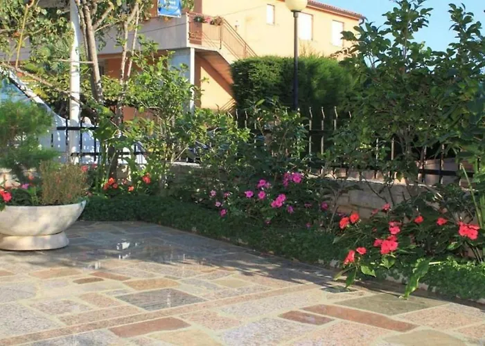 Charming In With Balcony 우마그