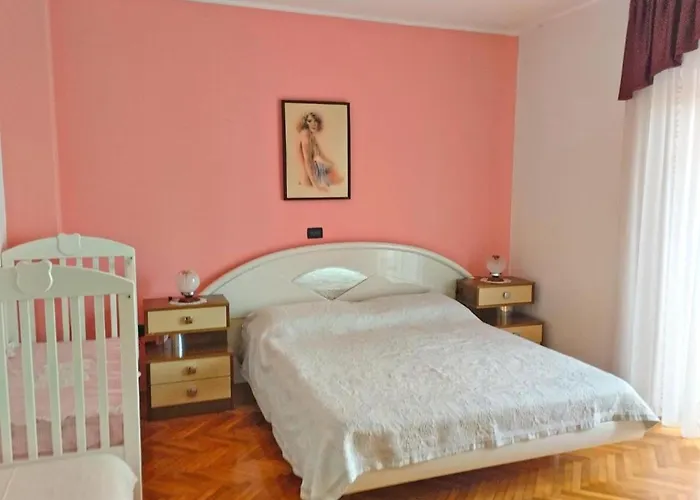 Charming In With Balcony 아파트